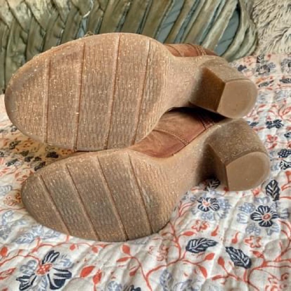 Clarks Carletta Brown Booties Size 7.5 - Picture 4 of 4